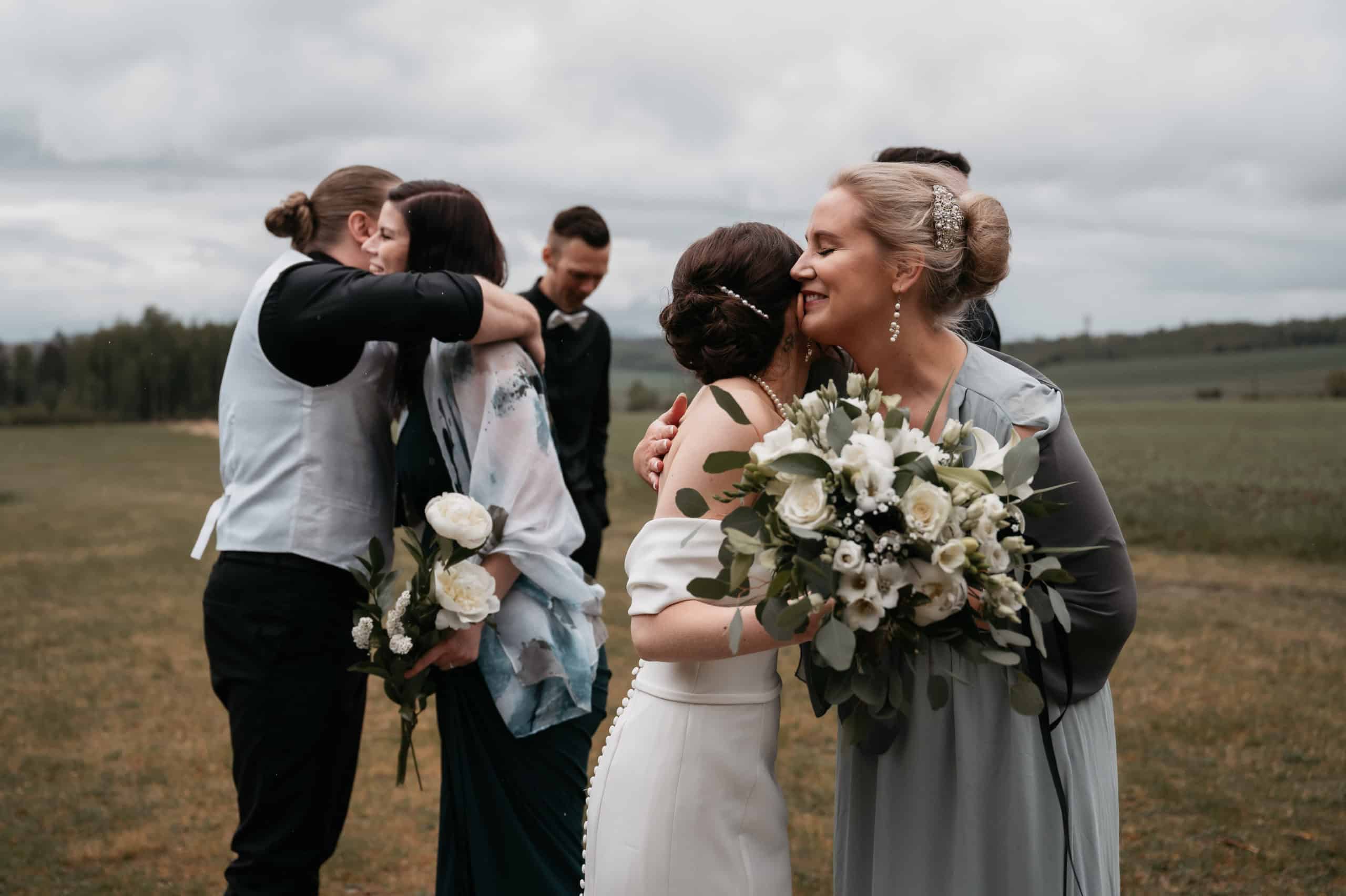 Bryllupsfeiring i Hønefoss med klemmer og blomster.