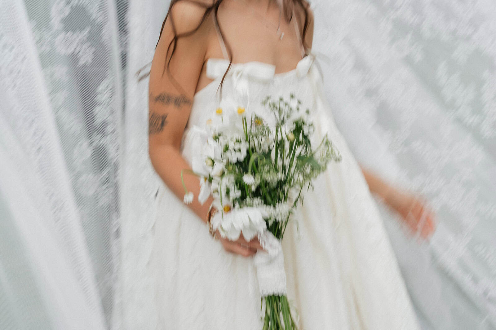 Nydelig brud med blomsterbukett i hvit brudekjole.