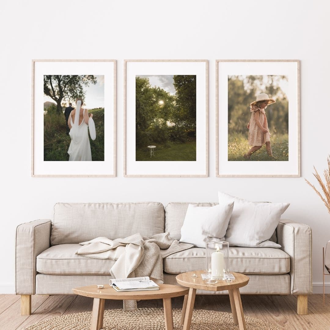 Tre kunstprint av natur- og barnebilder på vegg i stue.